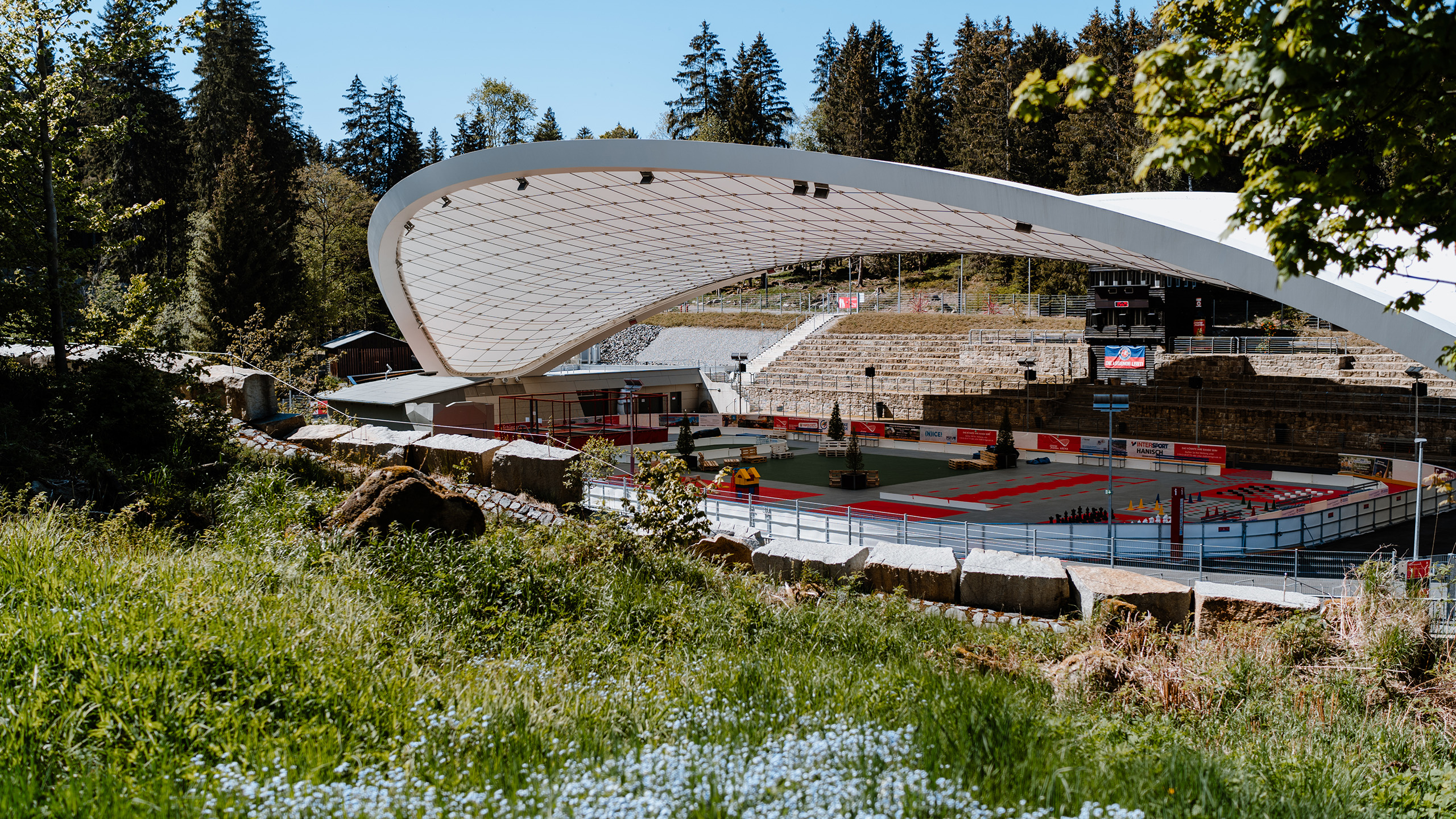 Das markante Dach der Schierker Feuerstein Arena in Schierke unter dem im Sommer eine Spielewelt und im winter eine Eisfläche zu finden ist.
