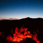Die beleuchteten Mauseklippen in Schierke mit dem Brocken und dem Wurmberg im Hintergrund