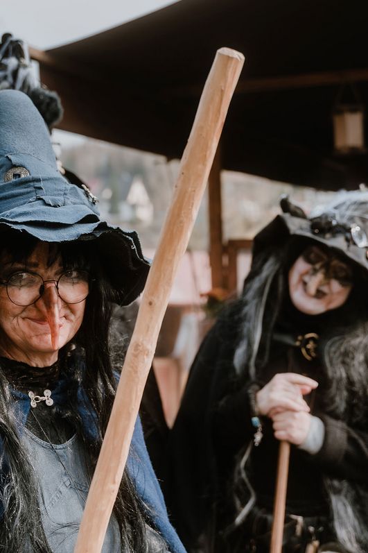Zwei als Hexen verkleidete Personen sind zur Walpurgis in Schierke auf der Straße unterwegs.